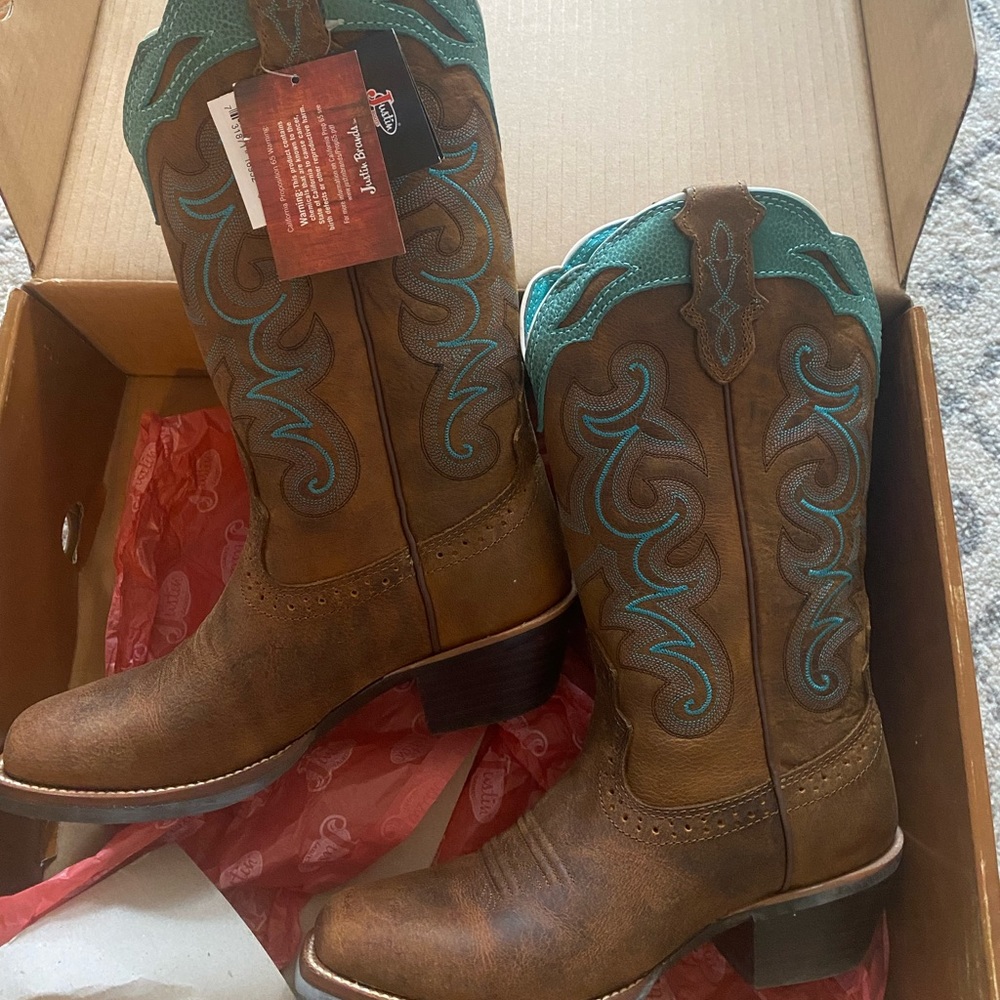 Justin Ladies cowboy boots size 7 but fits like 8